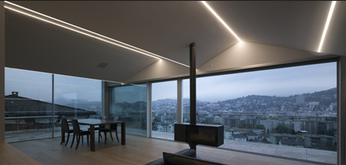 Interno panoramico con camino e vista sulla città