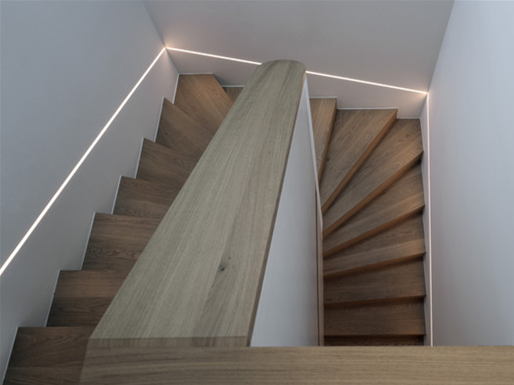 Scala in legno con illuminazione LED integrata