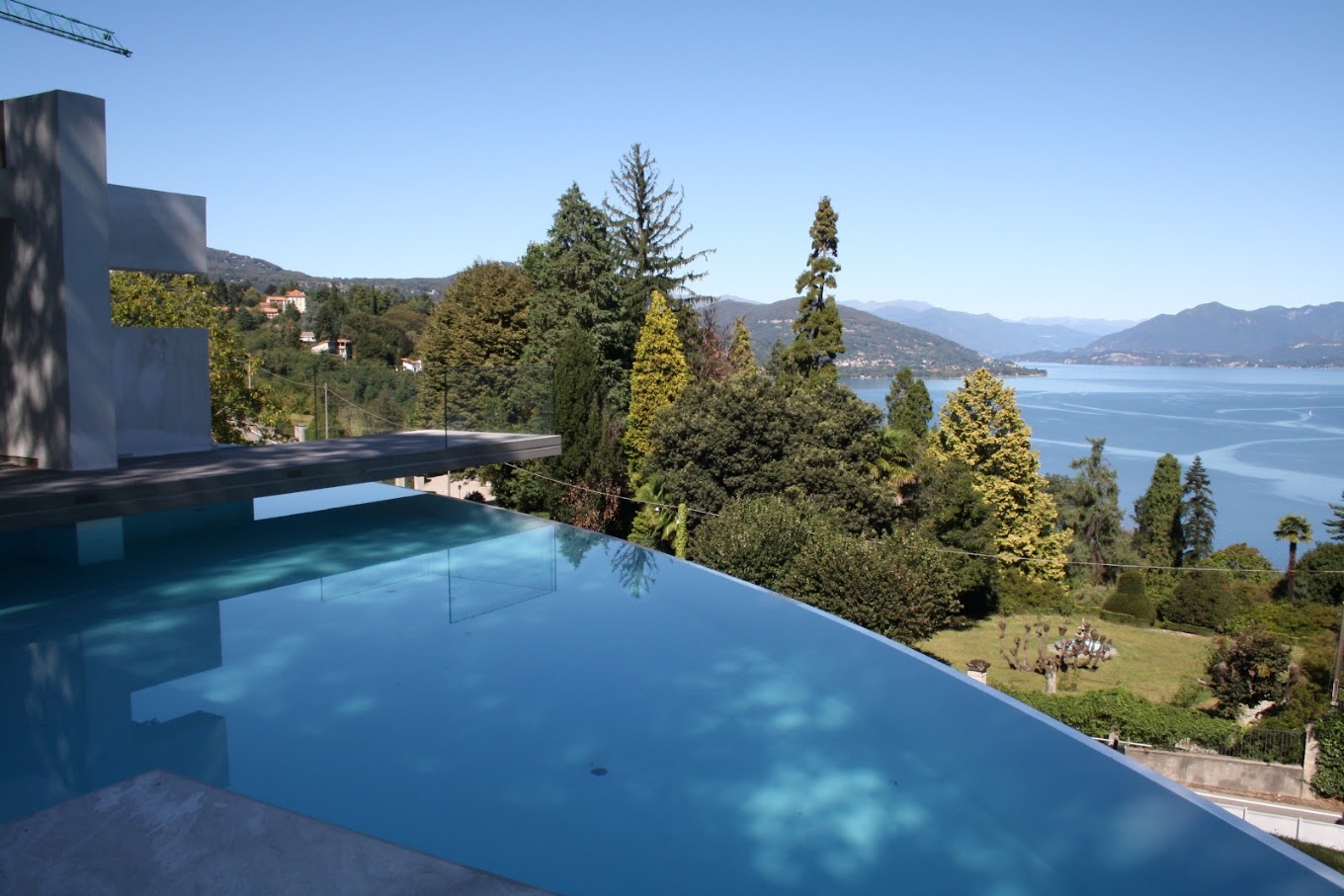 Piscina a sfioro con vista panoramica sul Lago Maggiore