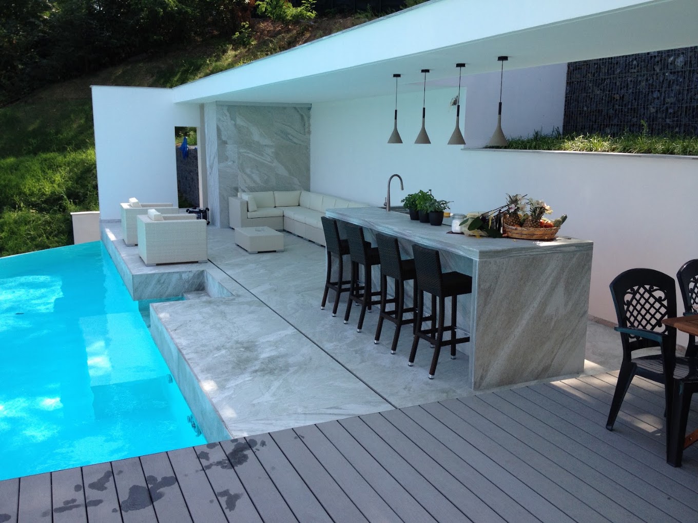 Zona outdoor con cucina esterna e piscina