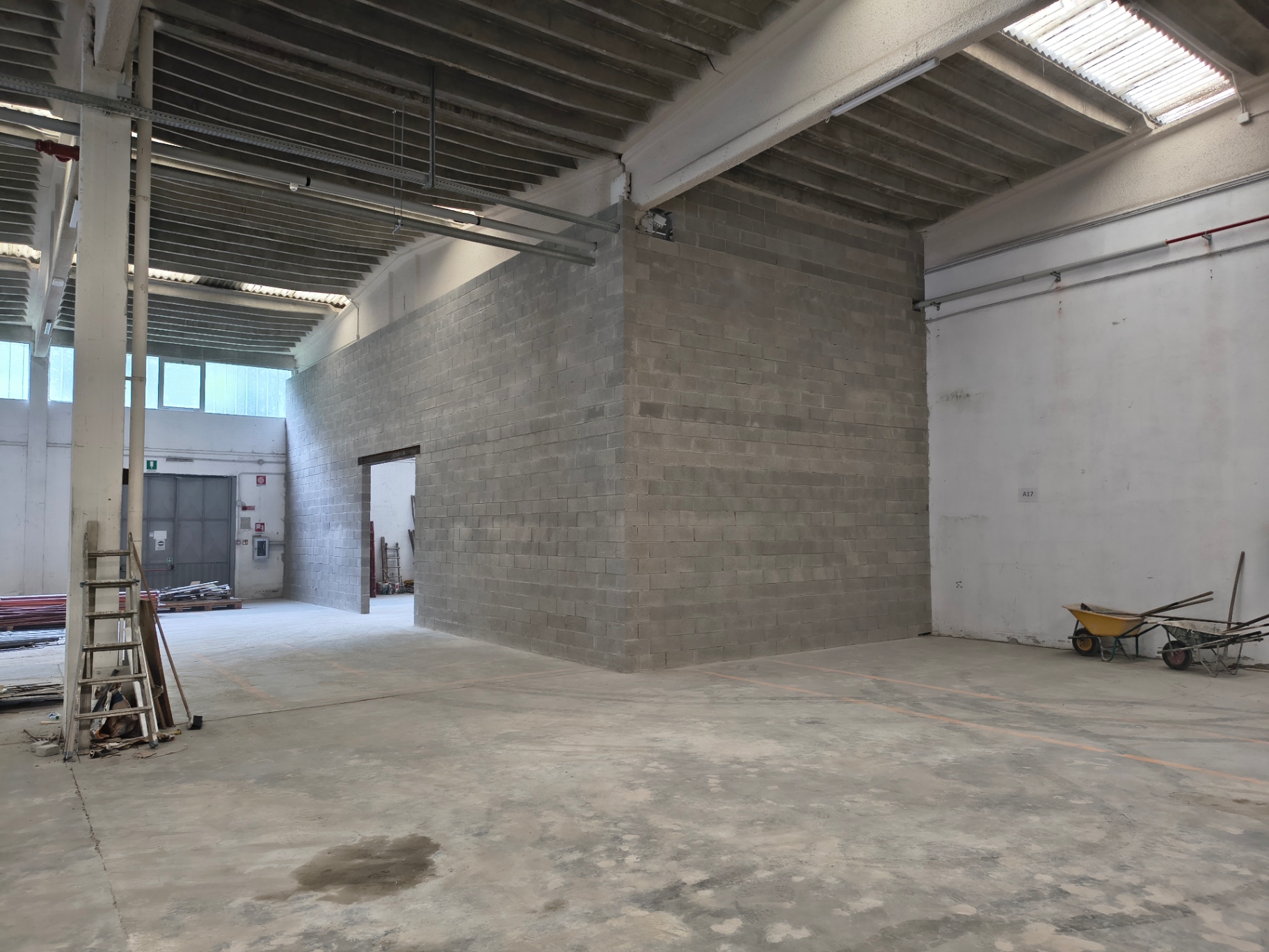Interno di spazio produttivo durante un intervento di riqualificazione