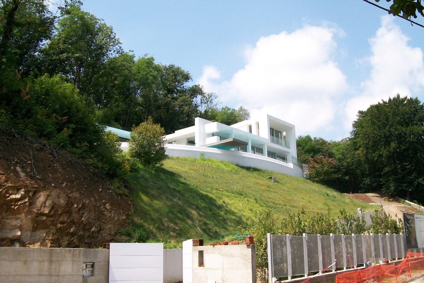 Villa moderna immersa nel verde vista dal basso