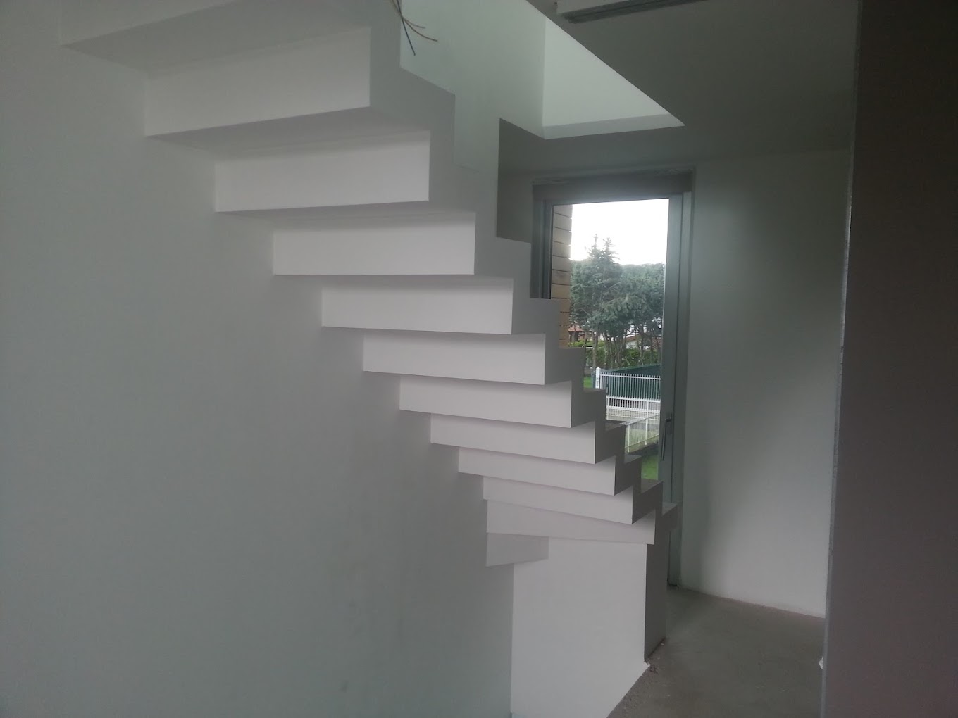 Scala sospesa durante la costruzione